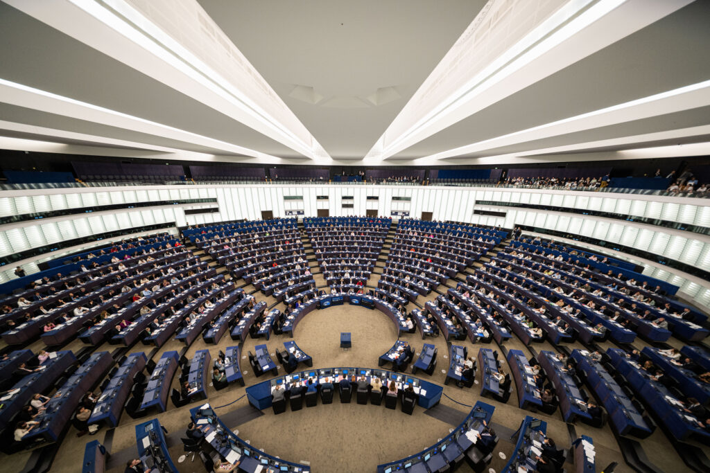 Das Bild zeigt den Innenraum des Plenums des Europäischen Parlaments. Das Plenum ist der Abstimmungsraum. Es sind Abgeordnete zu sehen, die abstimmen. 
